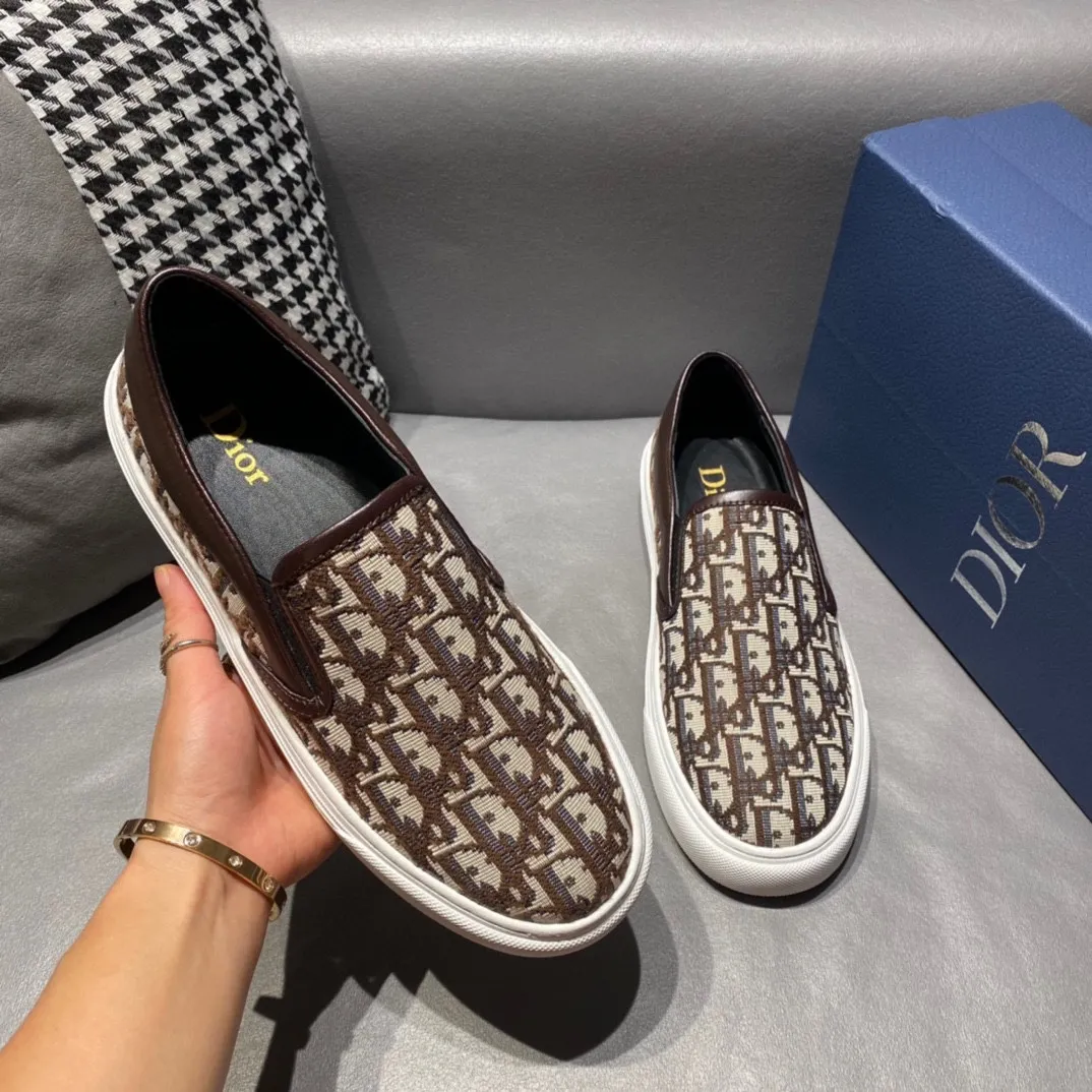 Factory price 340, Dior series casual shoes 👟🔥🕷🕷【Dior】Dior New casual men's shoes are launched in Hong Kong counters. Official website 1:1 production. Original Italian materials. Designed by European and American masters. Perfect shape to create counter quality, solid color rubber wear-resistant outsole and classic dazzling head! Super versatile and very comfortable. High-end without losing taste, fashionable and novel! ! Absolute focus! Code number: 38-45
